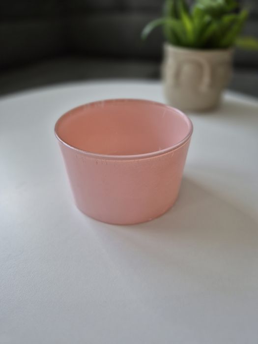 Różowa szklana osłonka doniczka na kwiaty używana