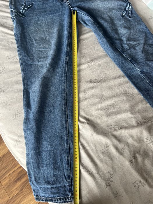 Jeansy Mom Fit z motywem Ważki