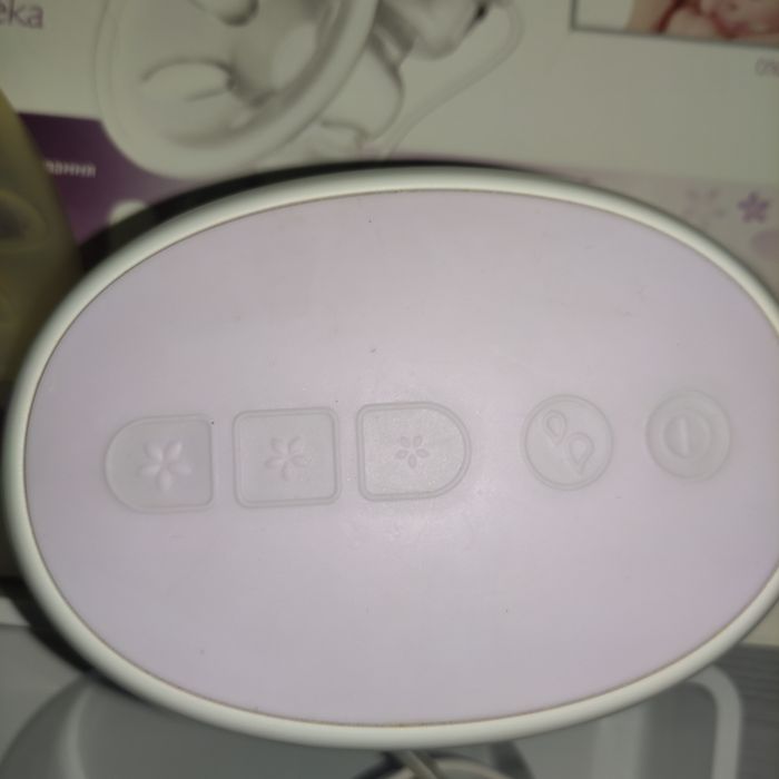 Молокоотсос  электронный Avent Natural и 7 контейнеров