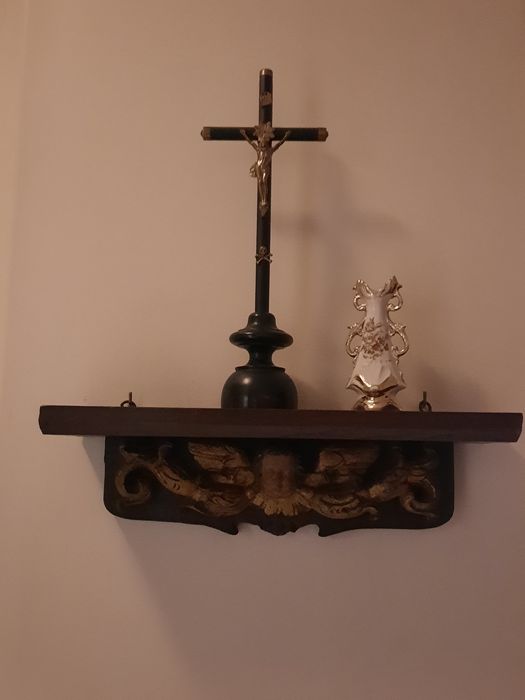 Prateleira antiga em madeira  entalhada com  querubim dourado