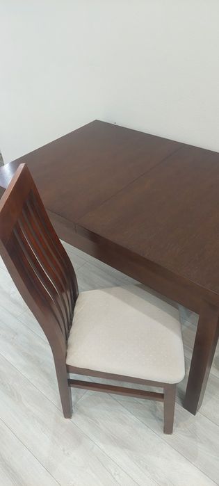 Stół  rozkładany z krzeslami