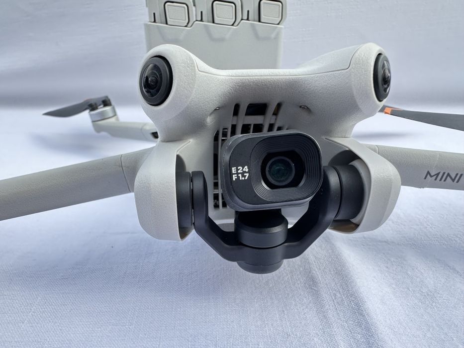 Dron DJI Mini 4 Pro Fly More Combo (RC 2)