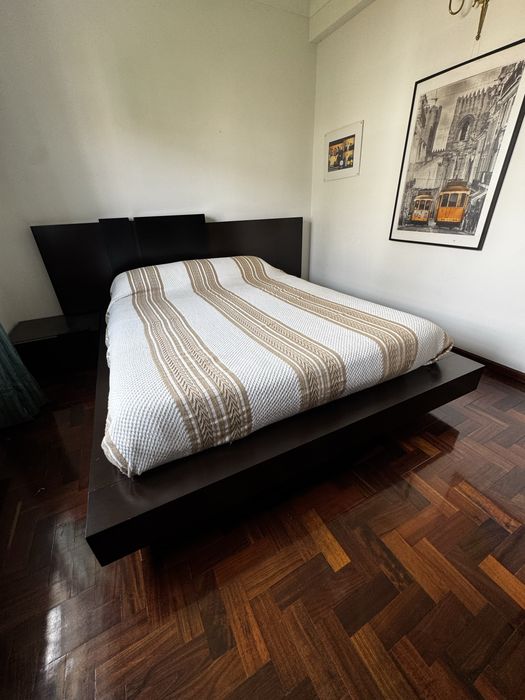 Cama de casal com colchao e 2 mesas de cabeceira