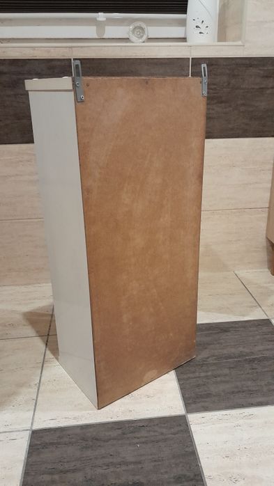 Szafka do lazienki  wisząca.