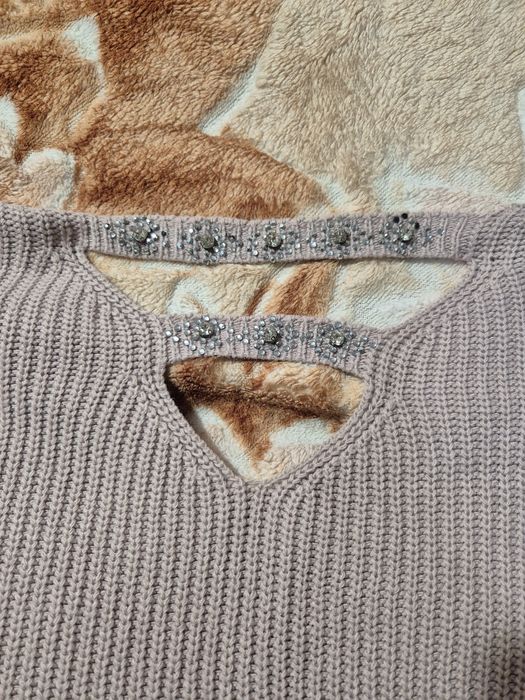 Светр рожевий з цікавою спинкою