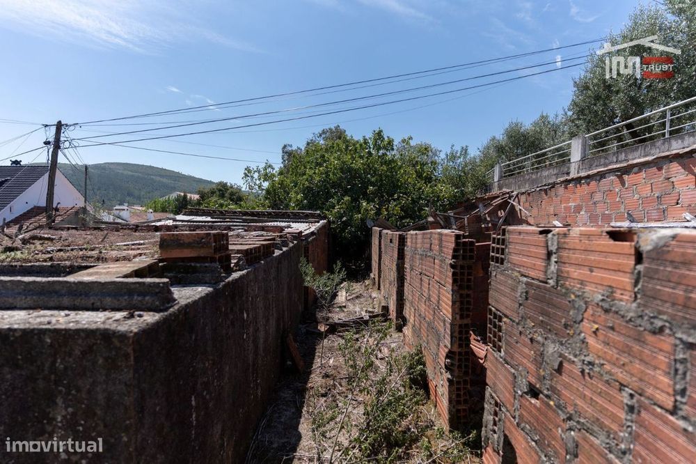 Moradia T3 para Restauro em Alqueidão da Serra