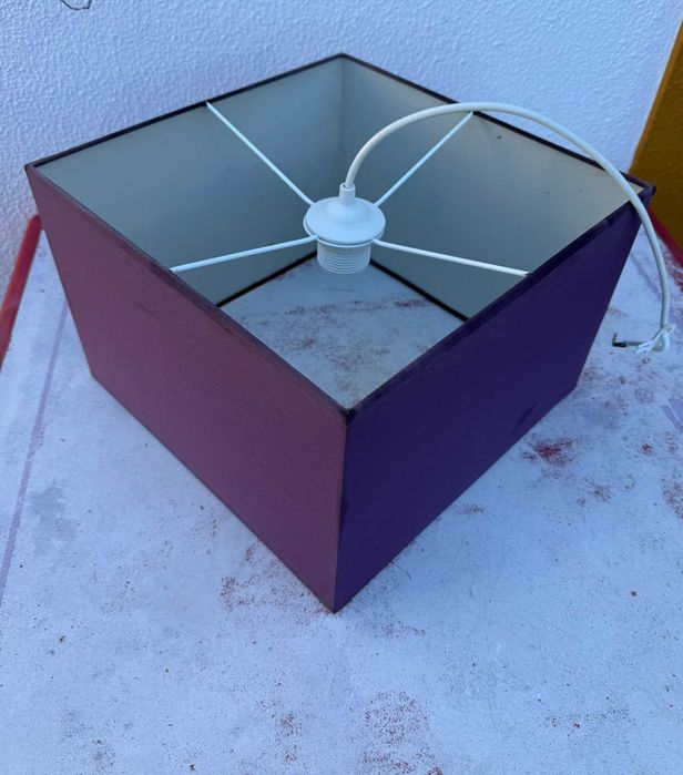 Candeeiro de quarto roxo