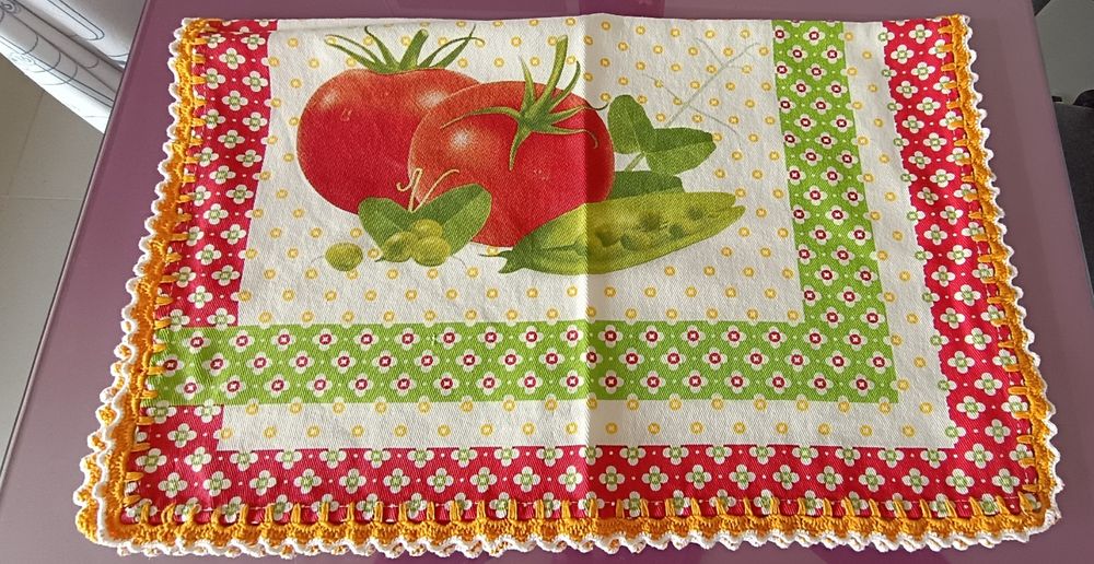 2 panos decorativos bordados a crochê