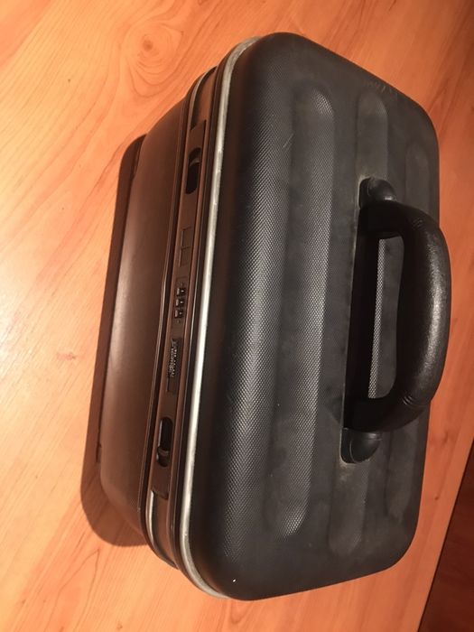 Necessaire rigida marca Benetton