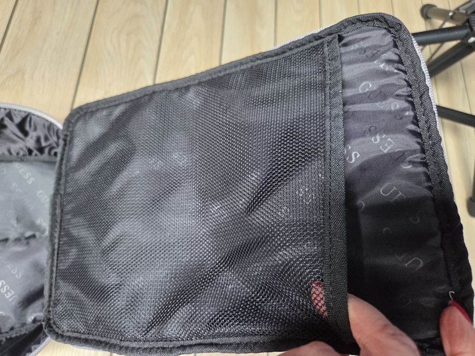 Duża Kosmetyczka z napisem Guess 29 x 21 cm
