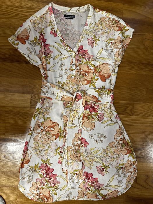 Sukienka w kwiaty z wiązanym paskiem Reserved