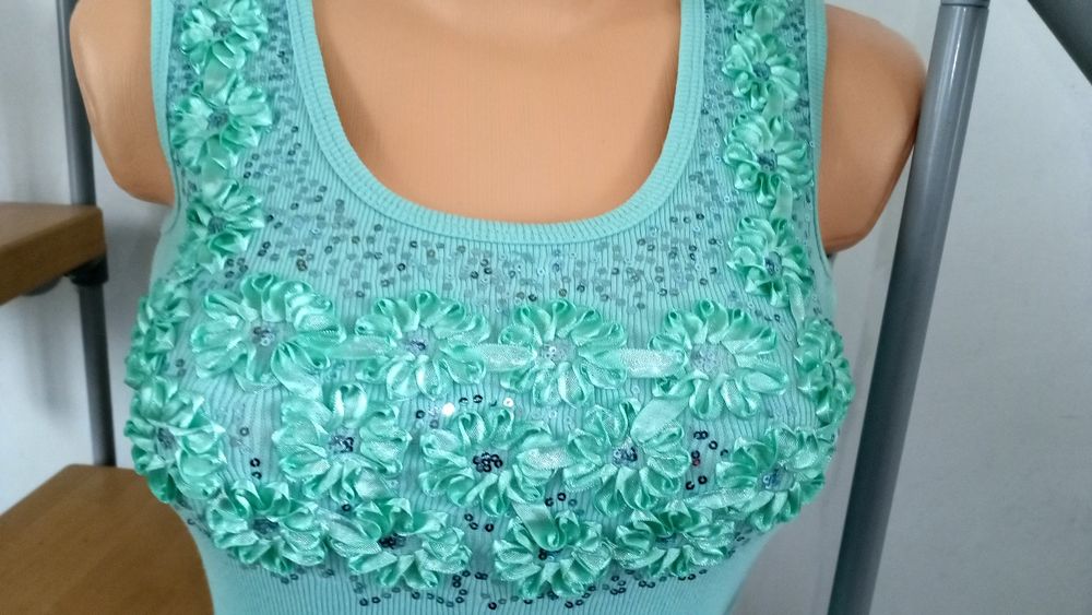 Bluzka na grubych ramiączkach miętowa prażkowany materiał kwiaty cekin