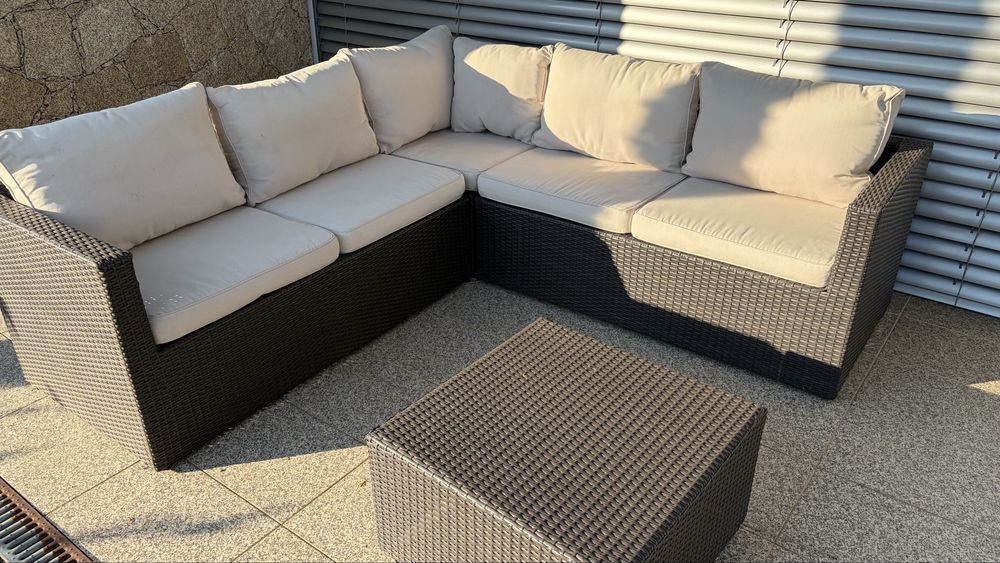 Sofa de jardim com almofadas