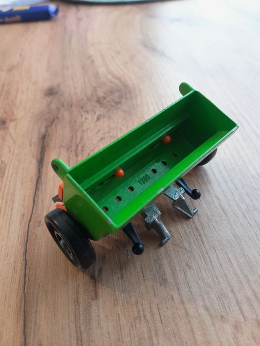 Siewnik siku 1:32  1388