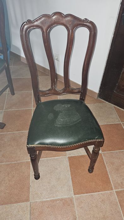 Conjunto de seis cadeiras.