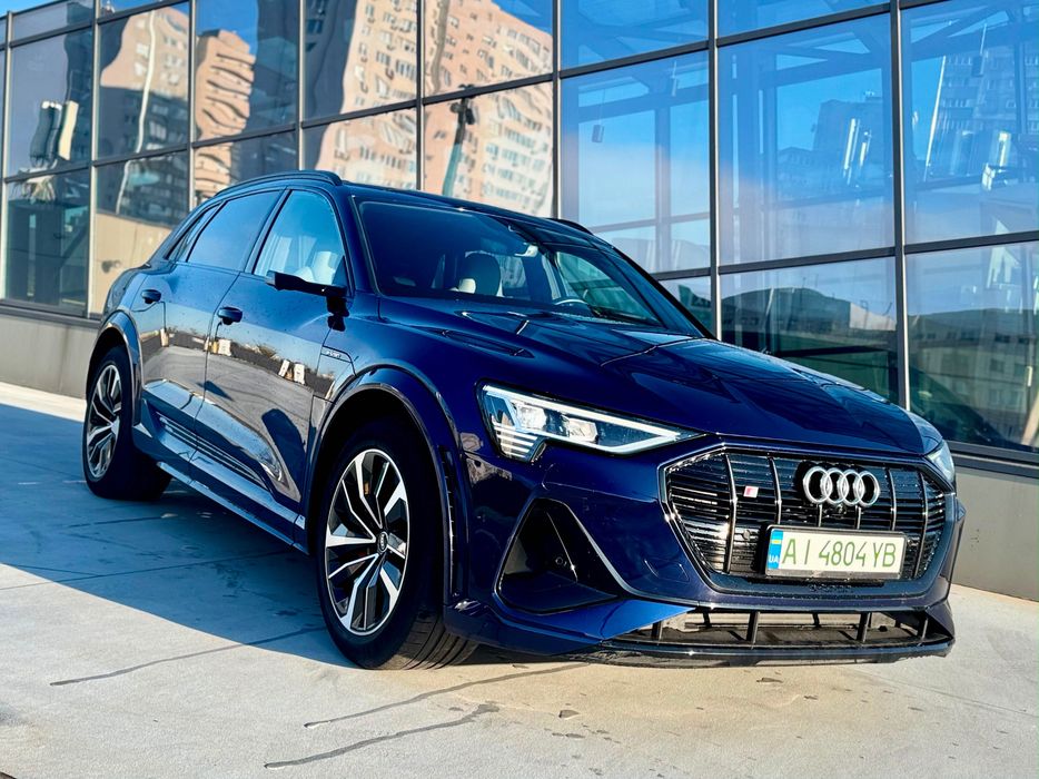 Аudi e-tron S 370 2022 року