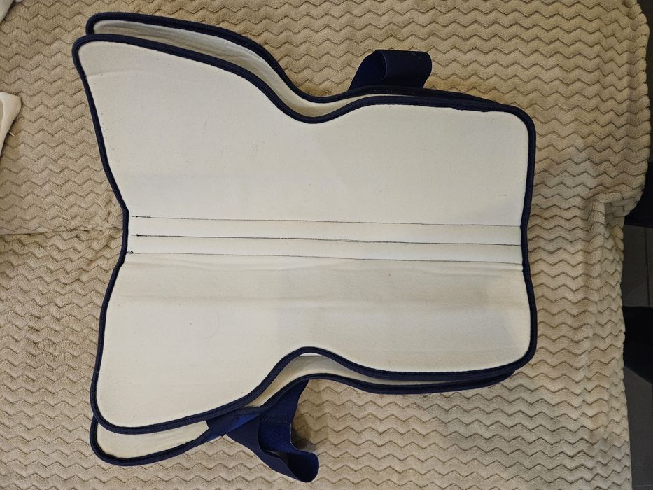 Joelheira rígida com articulação