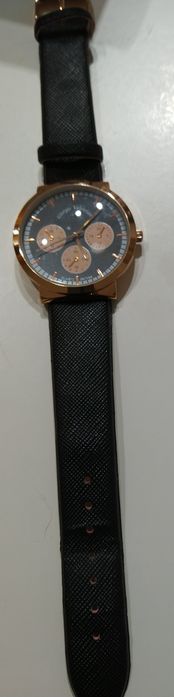 Relógio preto e dourado