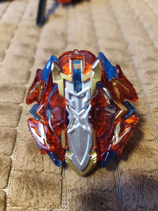 Набор Бейблейдов и запускалка