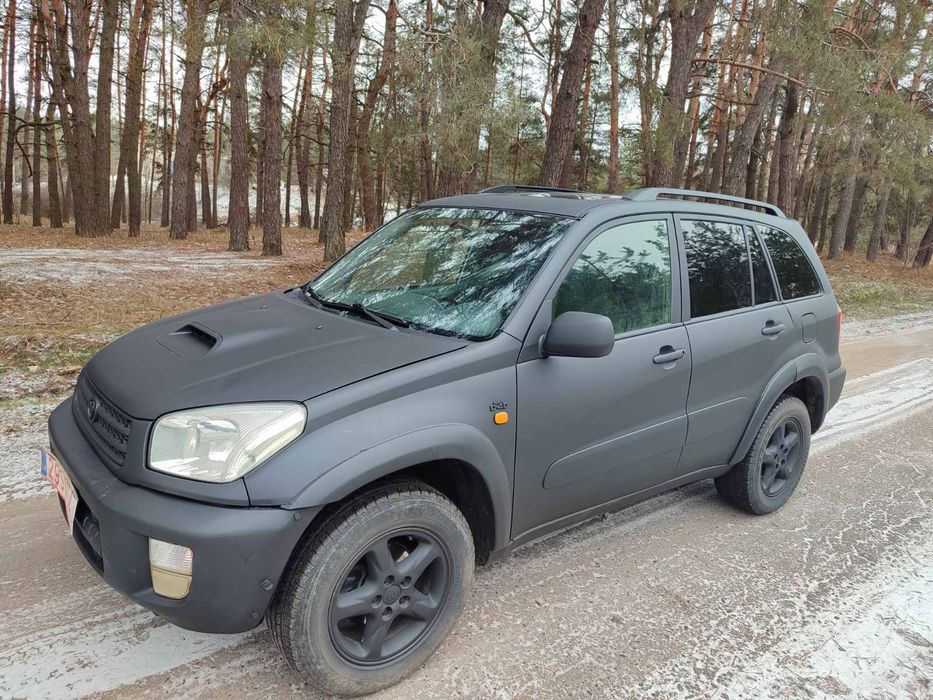 Продам Тойоту рав4 з надійним 2.0 дизельним двигуном і повним приводом, авто в хорошому стані, двигун коробка і привід 4х4 працює все дуже добре, по кузову теж все добре, дир немає. Детальніше за телефоном.