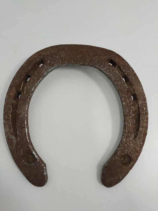 Stara podkowa końska na szczęście na prezent