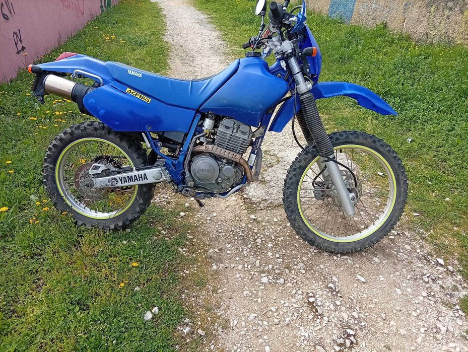 Moto de Enduro ágil e leve