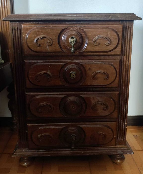 Mesas de cabeçeira em madeira maciça de castanho