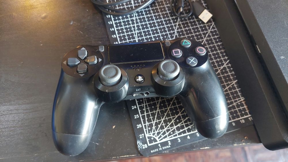 Ps4 slim + comando + 3 jogos