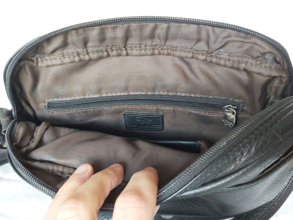 Mala / Carteira preta, em couro