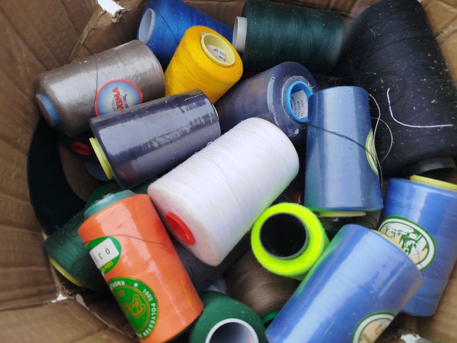 Нитки різних кольорів