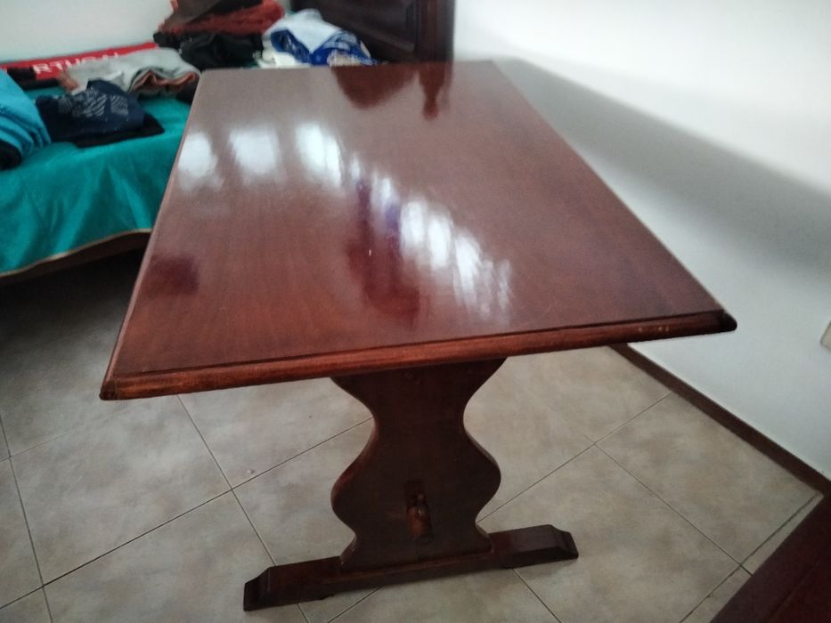 Mesa em pinho mais 2 bancos com arrumação