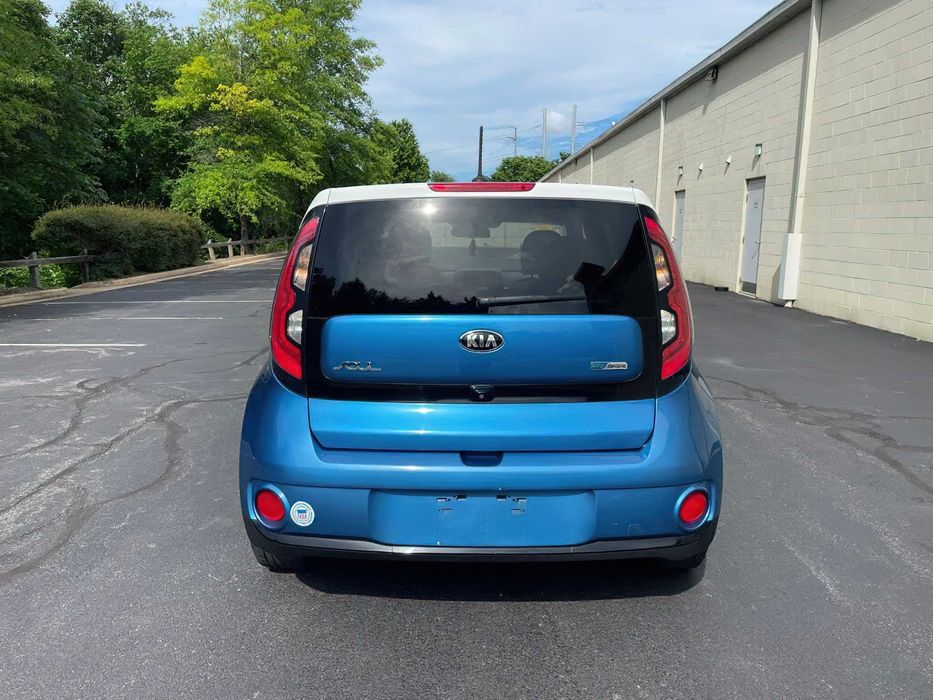 Kia Soul EV      2021