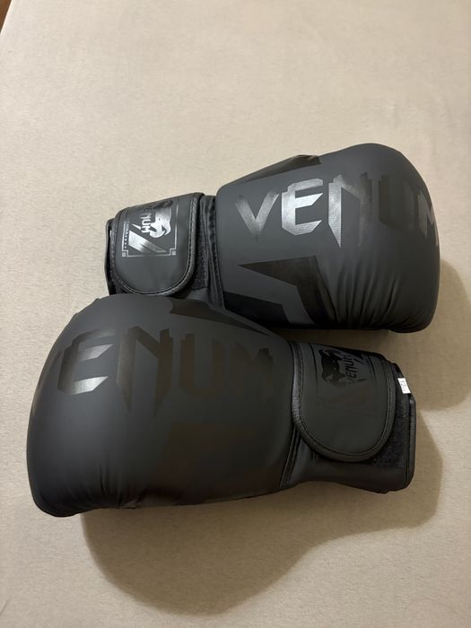 Luvas de Boxe/Kickbox Venum Preta 12 oz