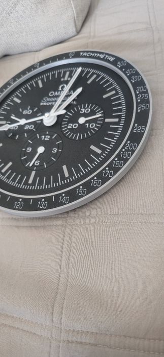 Zegar na ścianę z logo omega