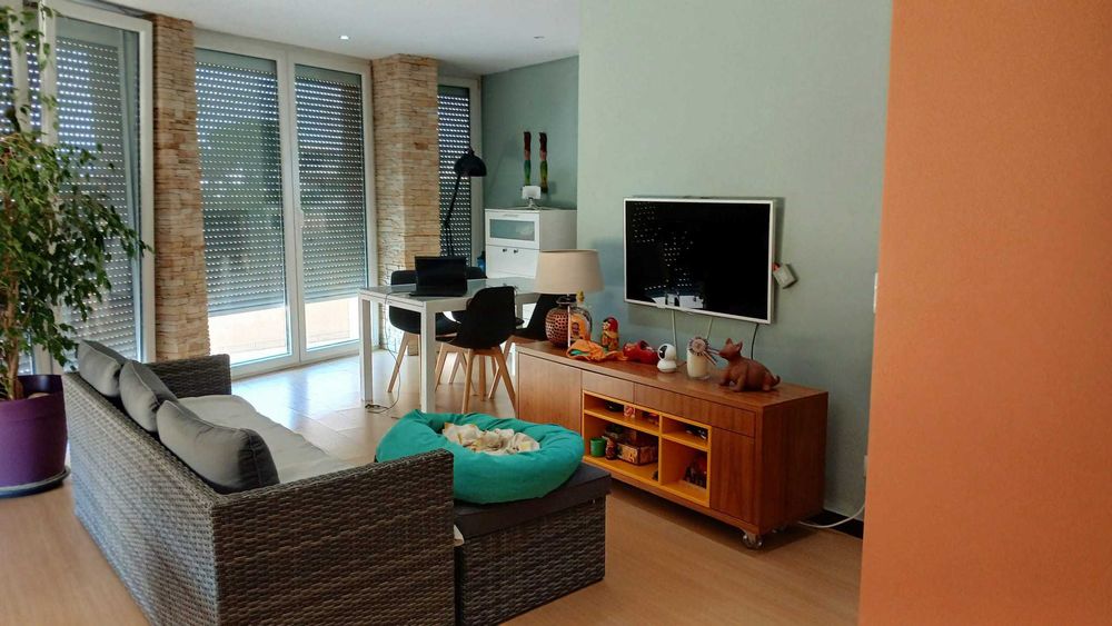 Apartamento T0 convertível em T1 com amplo Terraço Carcavelos