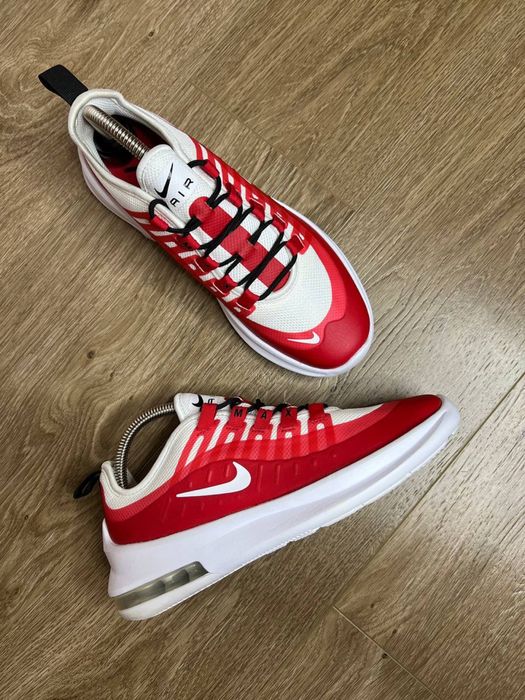 Продам БОМБЕЗНІ жіночі кросівки Nike Air Max Axis