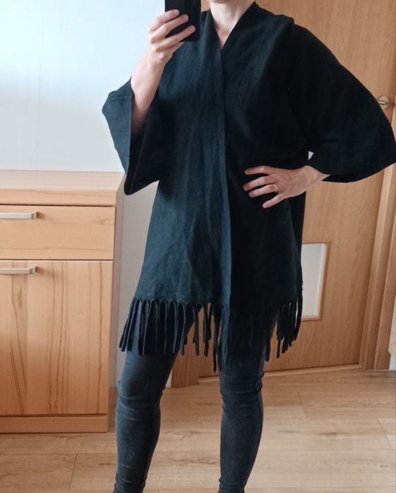 Czarna narzutka, ponczo, oversize, z frędzlami