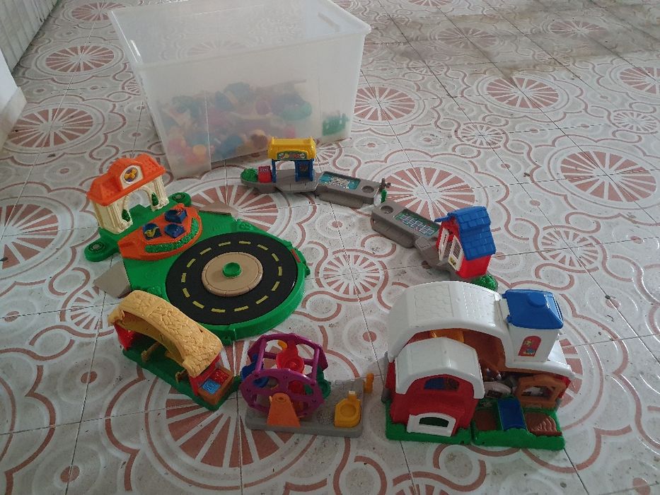 Brinquedo cidade little people fisher price  com muitos bonecos