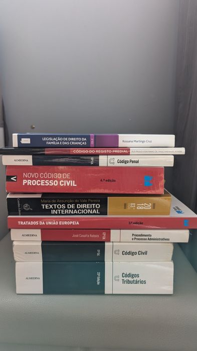 Vários Livros e Códigos de Direito