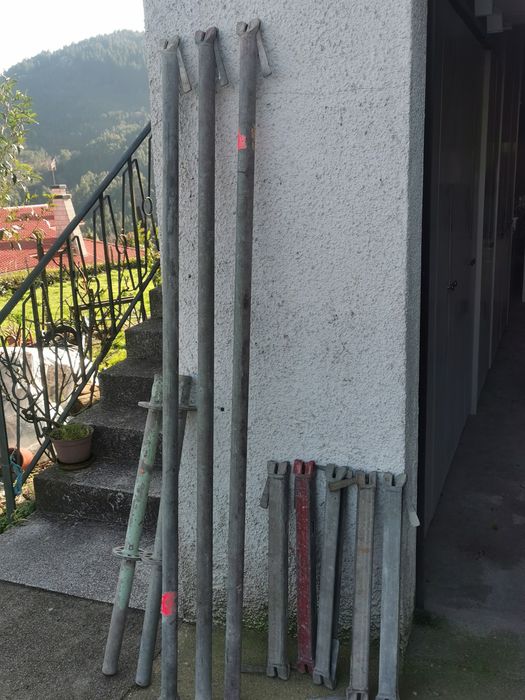 Várias travessas de andaime