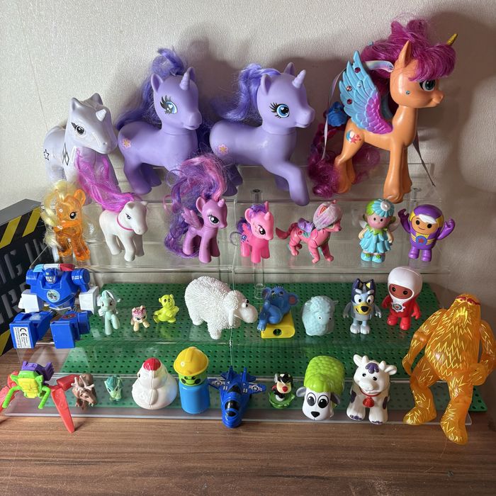 Фігурки різних персонажей героїв