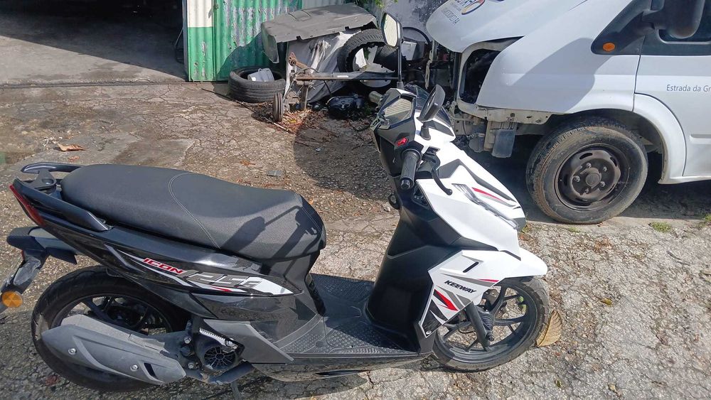 Vendo mota Keeway 125cc, ano 2025, em estado impecável — praticamente nova.  Apenas 1.790 km Ainda com 3 anos de garantia Preço: 1800€