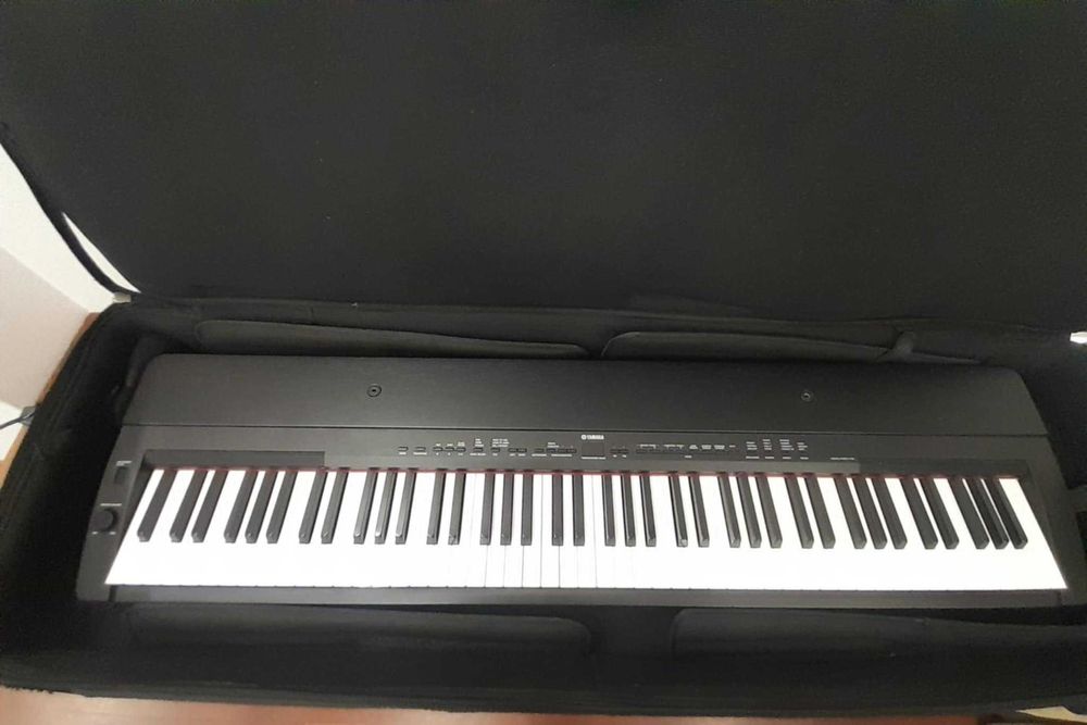 Vendo este Piano em estado Novo.