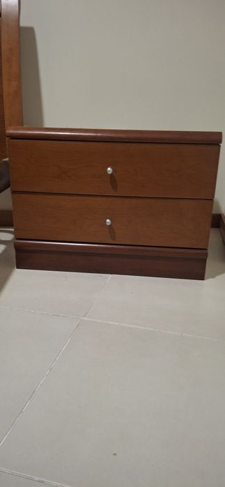 Cama de casal + 2 mesinhas + cómoda
