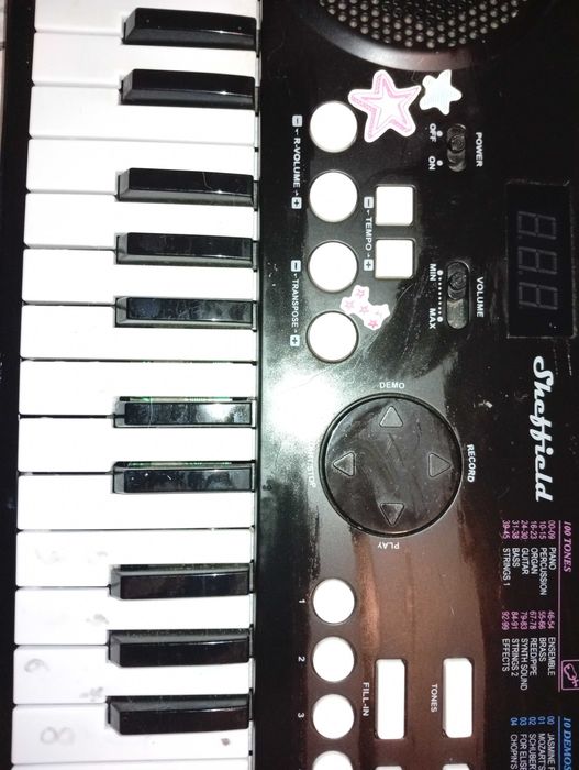 Piano de brincar electrónico