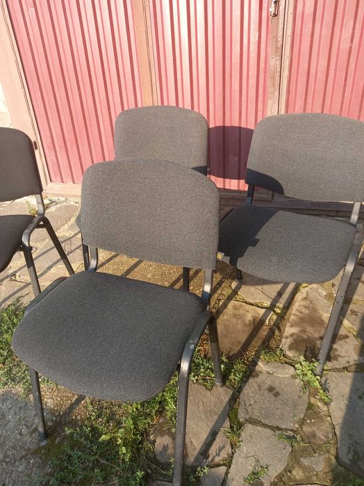 Стіл та офісні стільці