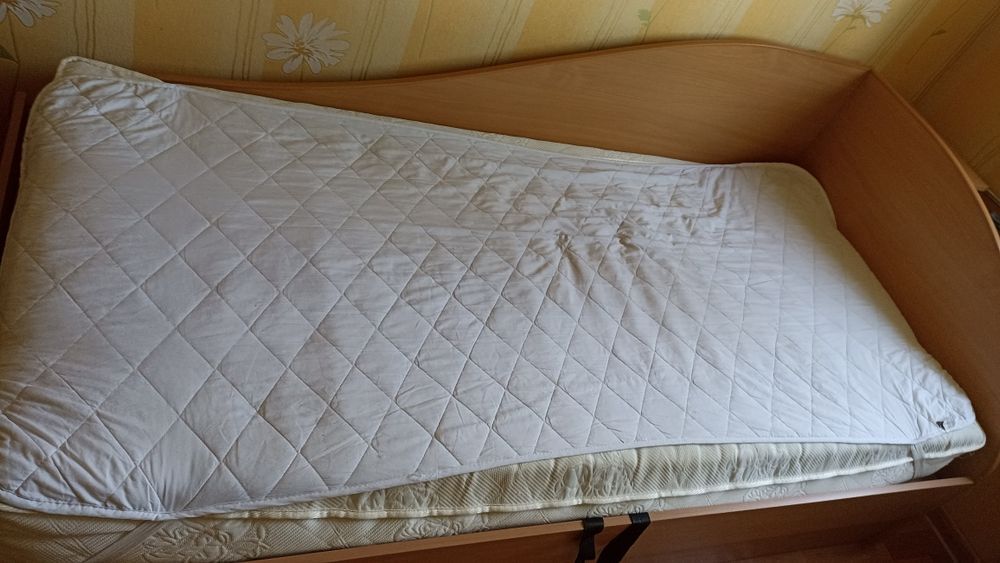 Дерев'яна кровать з нішею і ортопедичним матрацом