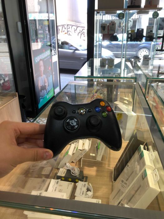 CONSOLA XBOX360 SLIM 4GB PRETA COM COMANDO - USADA SEM CAIXA