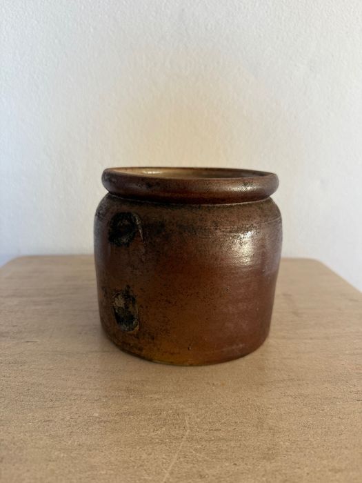 Pote antigo em grés castanho, 12 cm de diâmetro e 12 cm de altura.