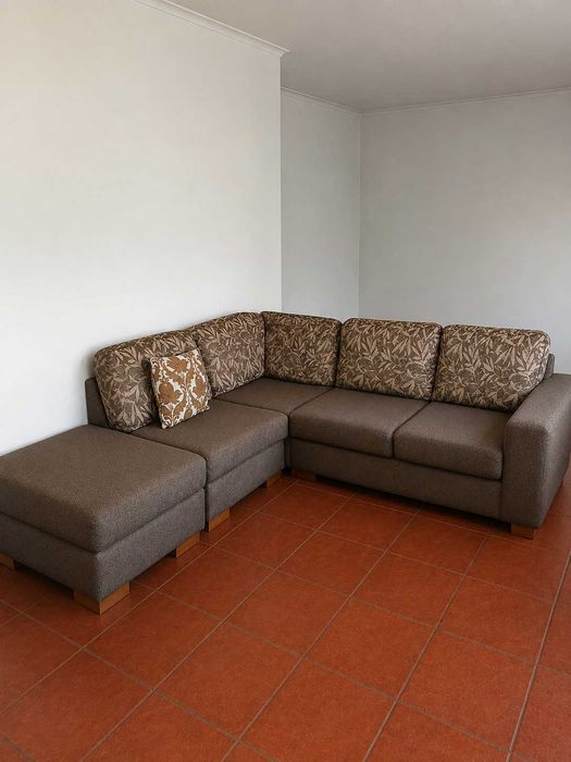 Sofá de canto com 4 lugares e um puff